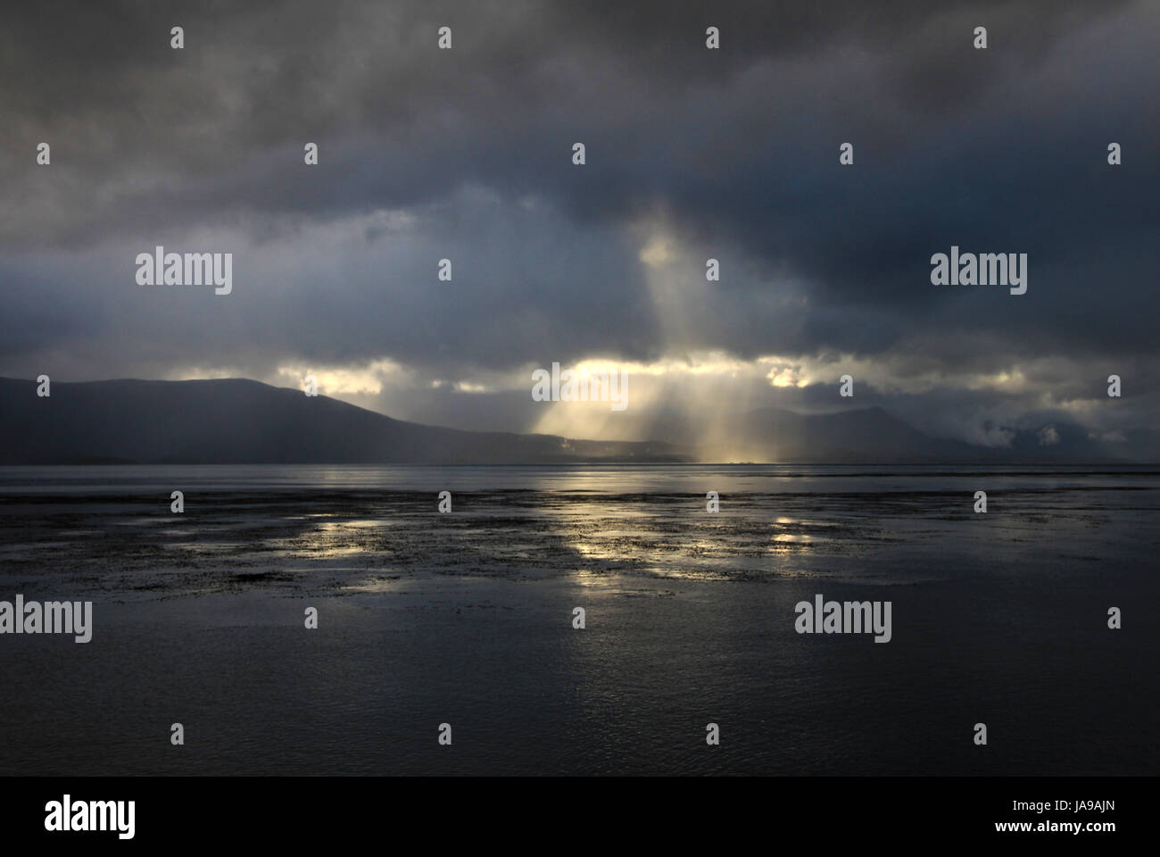 Canale di Beagle con una bella atmosfera di nuvole e sole, Tierra del Fuego, Argentina Foto Stock