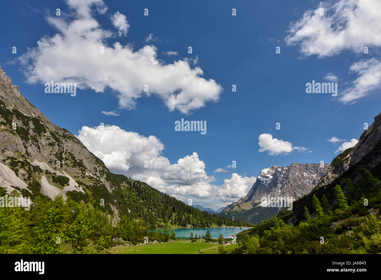 Montagna Zugspitze e il lago Seebensee. Vista dal rifugio Coburger, Ehrwald, Tirolo, Austria Foto Stock