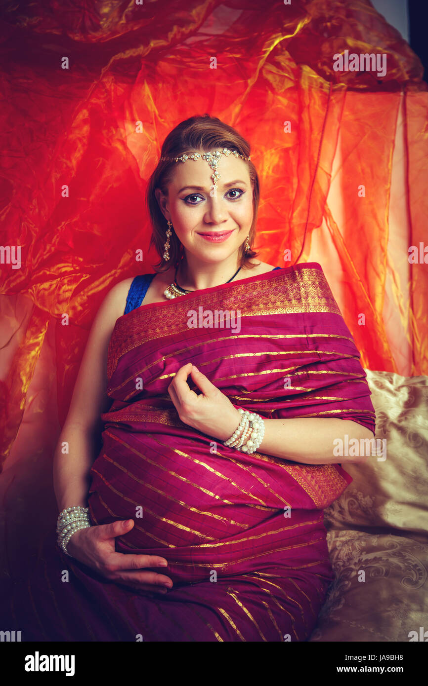 Bella ragazza incinta in tradizionali abiti indiani. Gusto orientale Foto  stock - Alamy