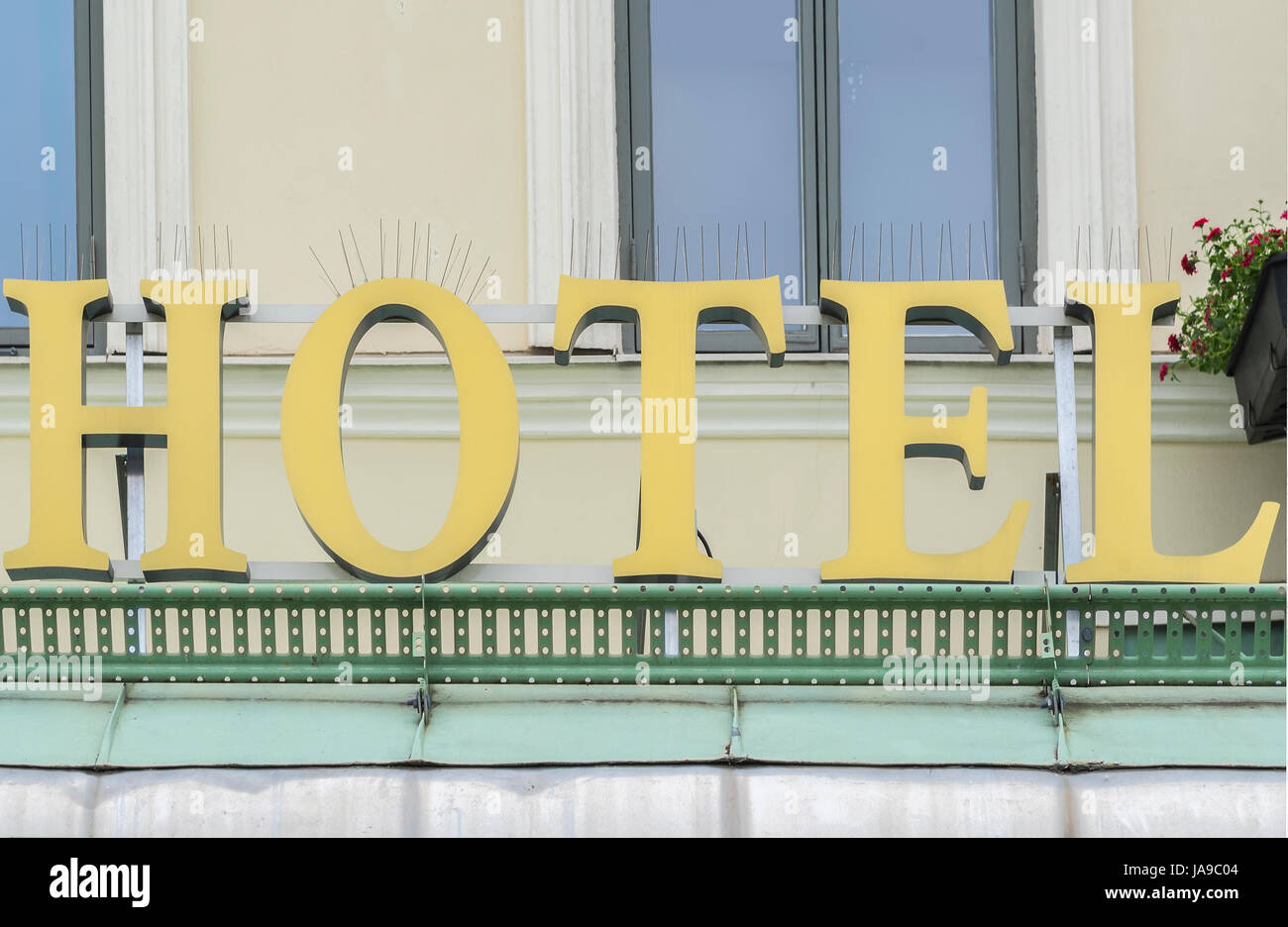 Un giallo oro segno hotel situato accanto alla camera di windows Foto Stock