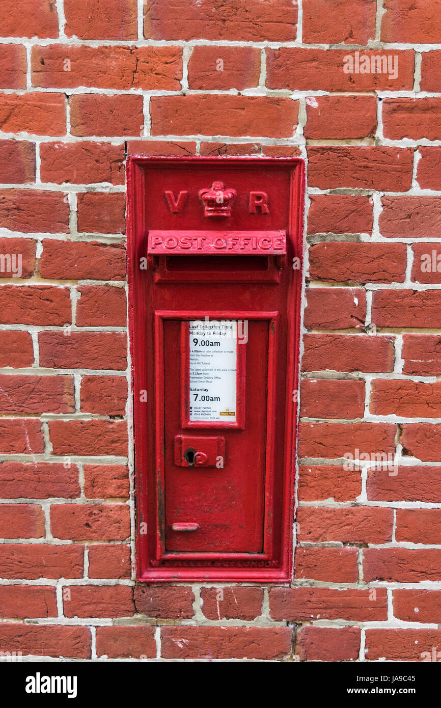 Vittoriano montante post box set in fiammingo bond rosso parete di mattoni Foto Stock