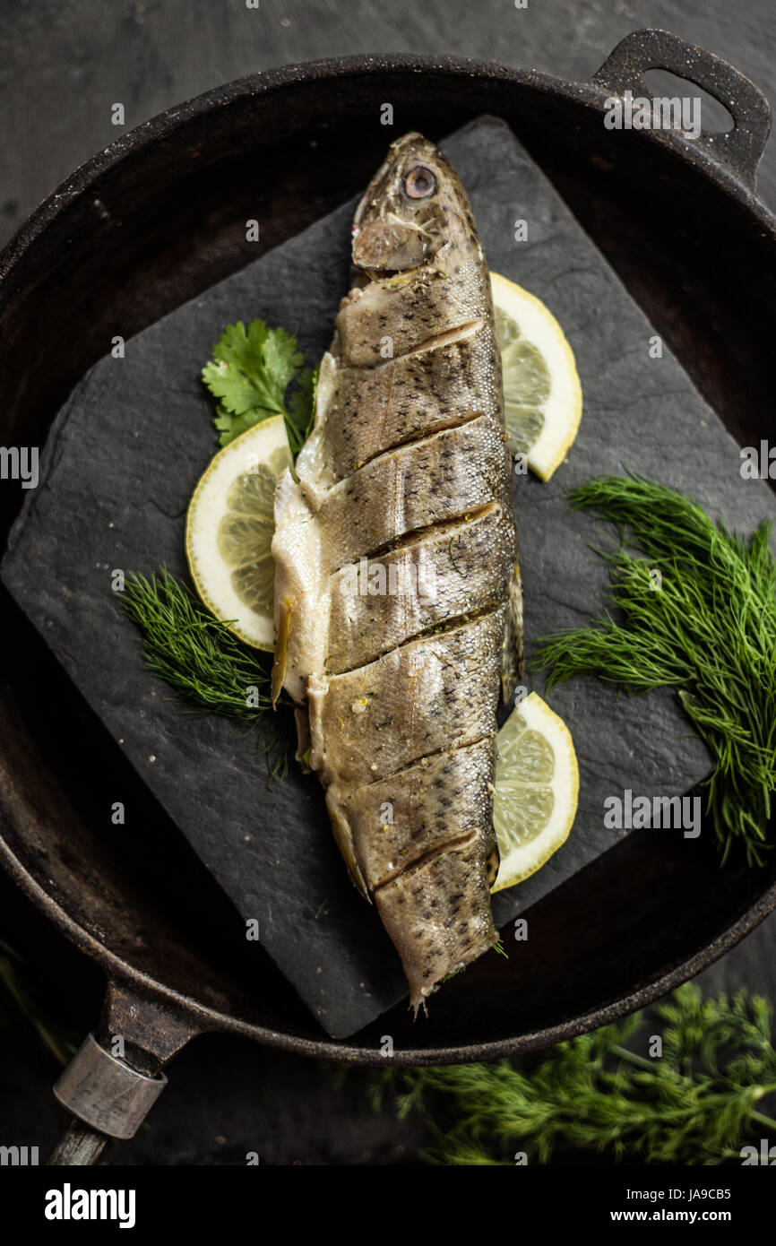 Cotta la trota iridea pesce con aneto e limone. Ristorante. Frutti di mare Foto Stock