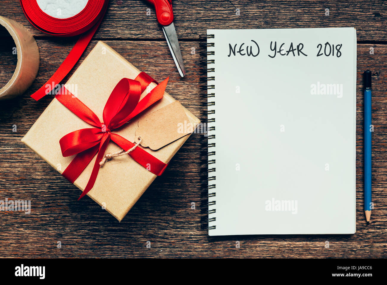 Nuovo anno 2018 su carta bianca nota libro sul tavolo di legno dello sfondo. Foto Stock