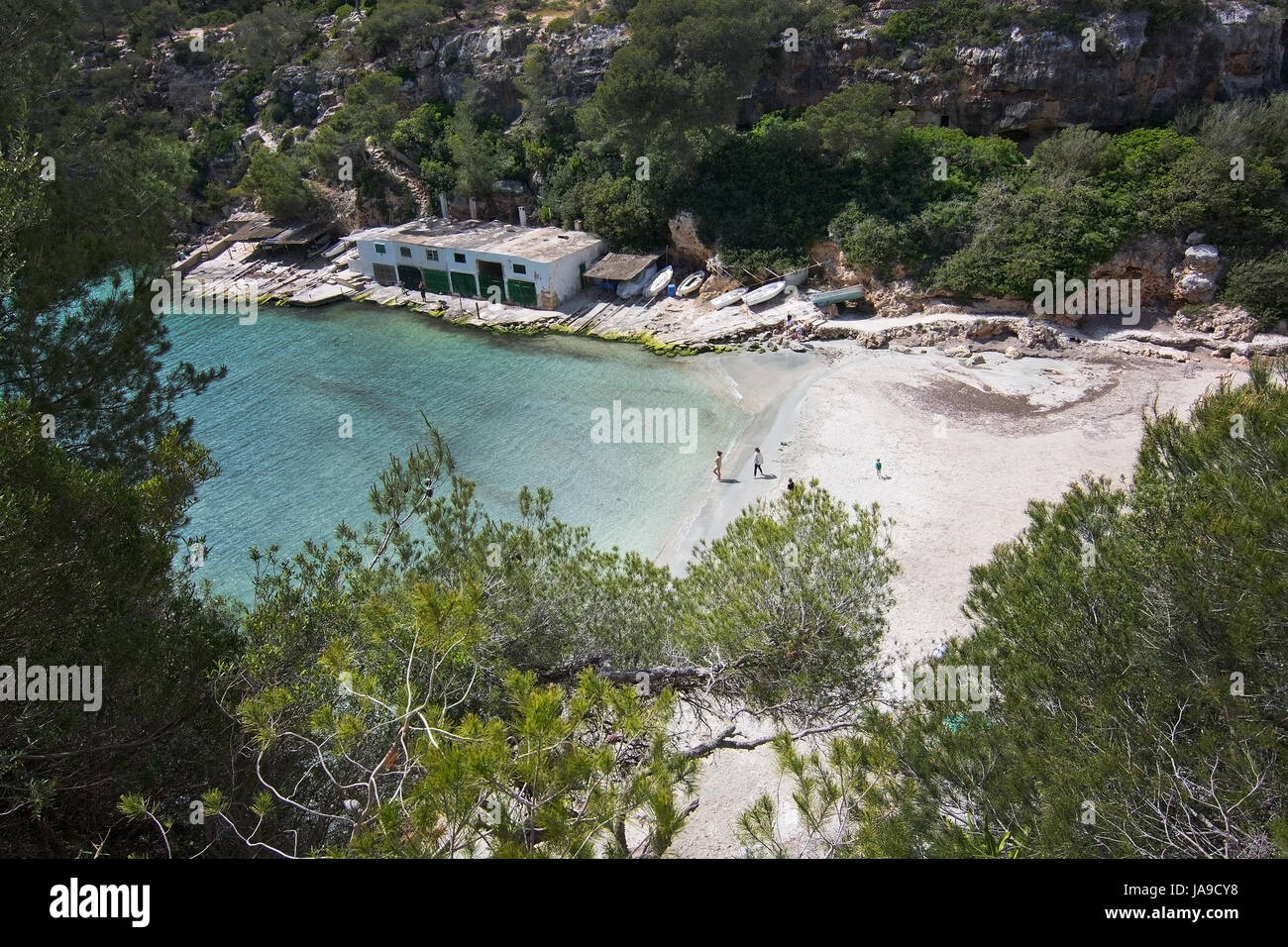 CALA PI, MALLORCA, Spagna - 29 Aprile 2017: Cala Pi spiaggia costa e con la naturale vegetazione arbustiva, ripide scogliere e gli edifici su Aprile 29, 2017 in Mall Foto Stock