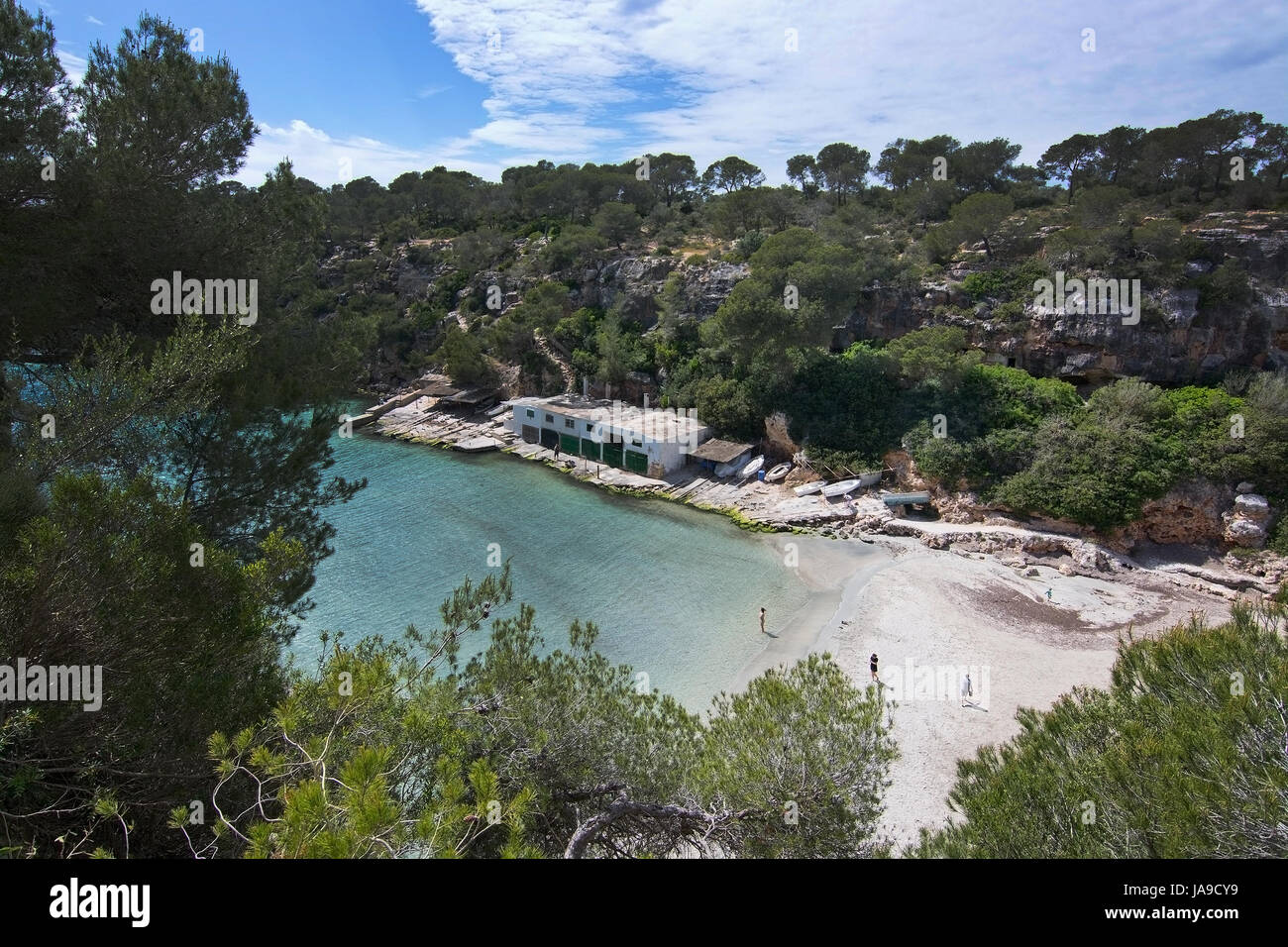 CALA PI, MALLORCA, Spagna - 29 Aprile 2017: Cala Pi costa con naturale vegetazione arbusto, ripide scogliere e gli edifici su Aprile 29, 2017 in Mallorca, Spai Foto Stock