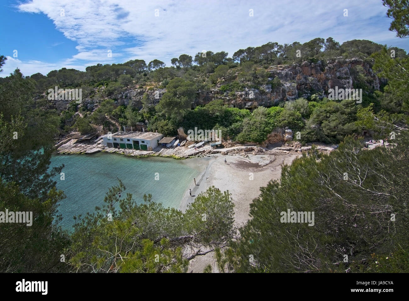 CALA PI, MALLORCA, Spagna - 29 Aprile 2017: Cala Pi costa con naturale vegetazione arbusto, ripide scogliere e gli edifici su Aprile 29, 2017 in Mallorca, Spai Foto Stock