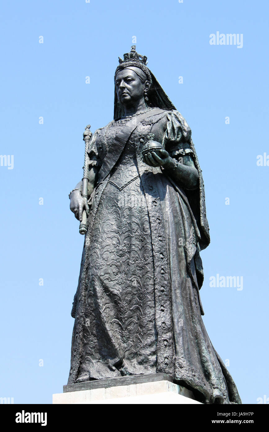 Statua, Inghilterra, regina, monumento, statua, Inghilterra, accappatoio, corona, regina, medaglia, Foto Stock