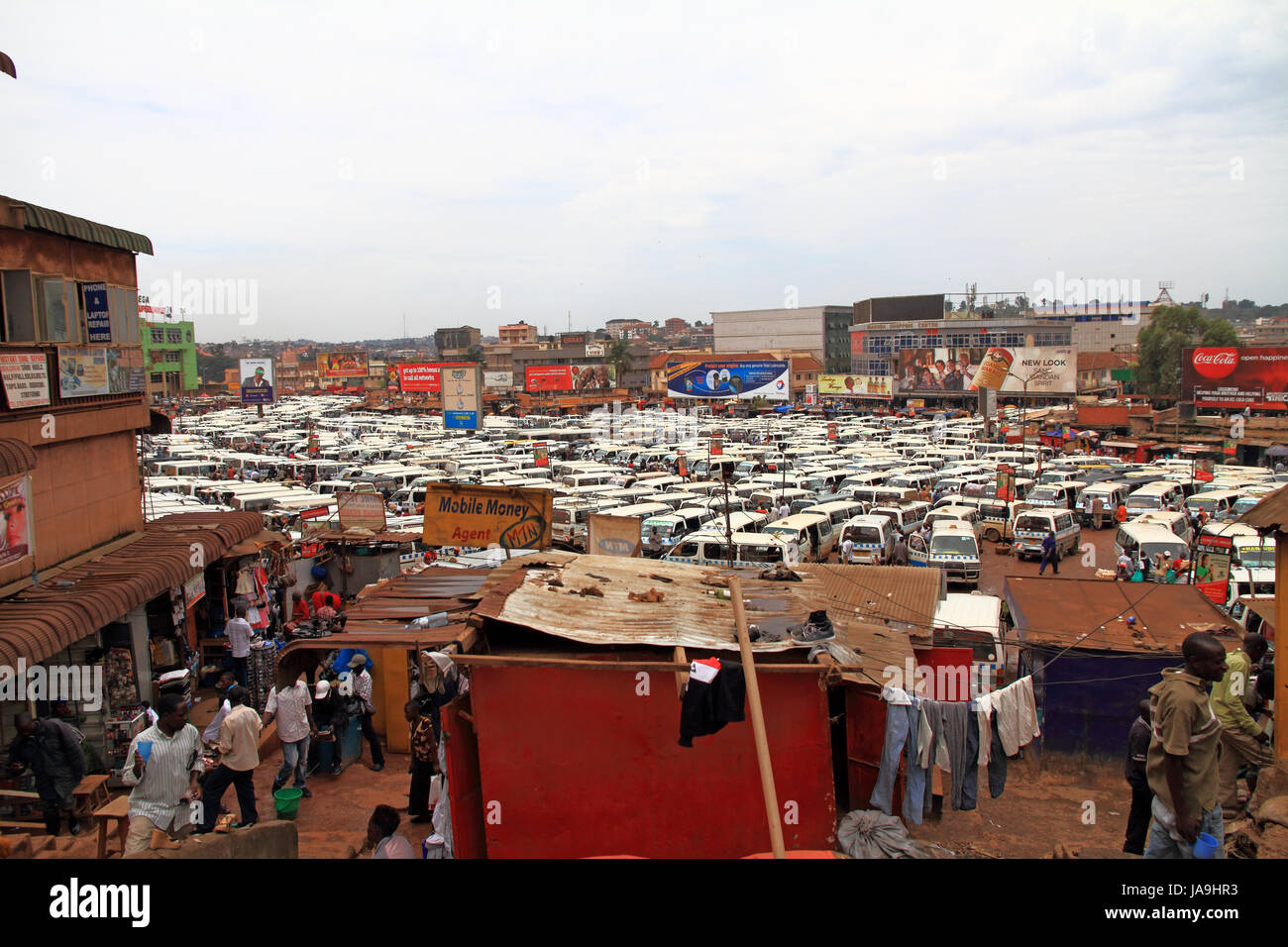 KAMPALA, UGANDA - Settembre 28, 2012. Persone negozio tra i fornitori che circonda la trafficata e affollate di taxi central park a Kampala in Uganda nel settembre 28,2012. Foto Stock