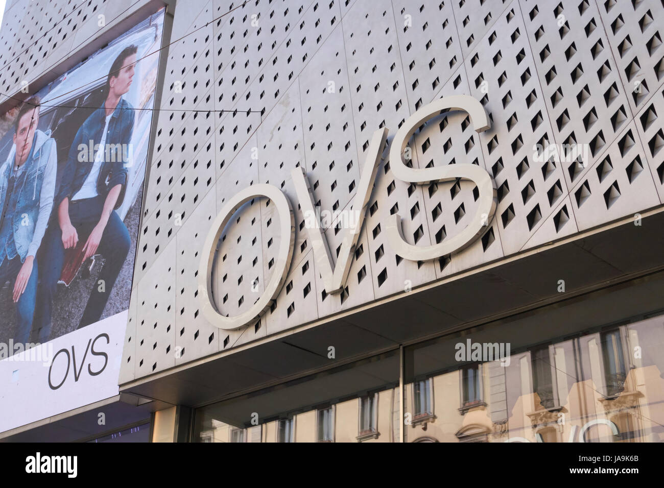 Oviesse o marchio OVS logo del negozio finestra ingresso in Milano, Italia  Foto stock - Alamy
