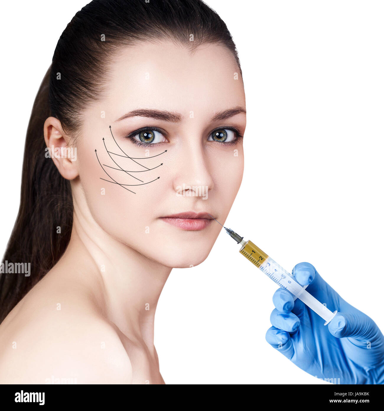 Bella donna ottiene l'iniezione nella sua labbra. Isolato su sfondo bianco. Chirurgia plastica e concetto di bellezza. Foto Stock