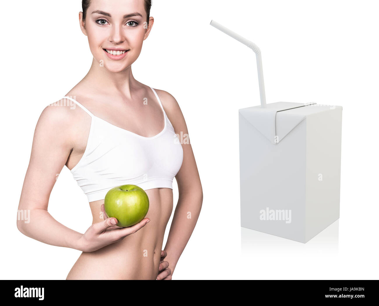 Felice giovane donna detiene un apple vicino juice box modello. Mangiare sano concetto. Foto Stock