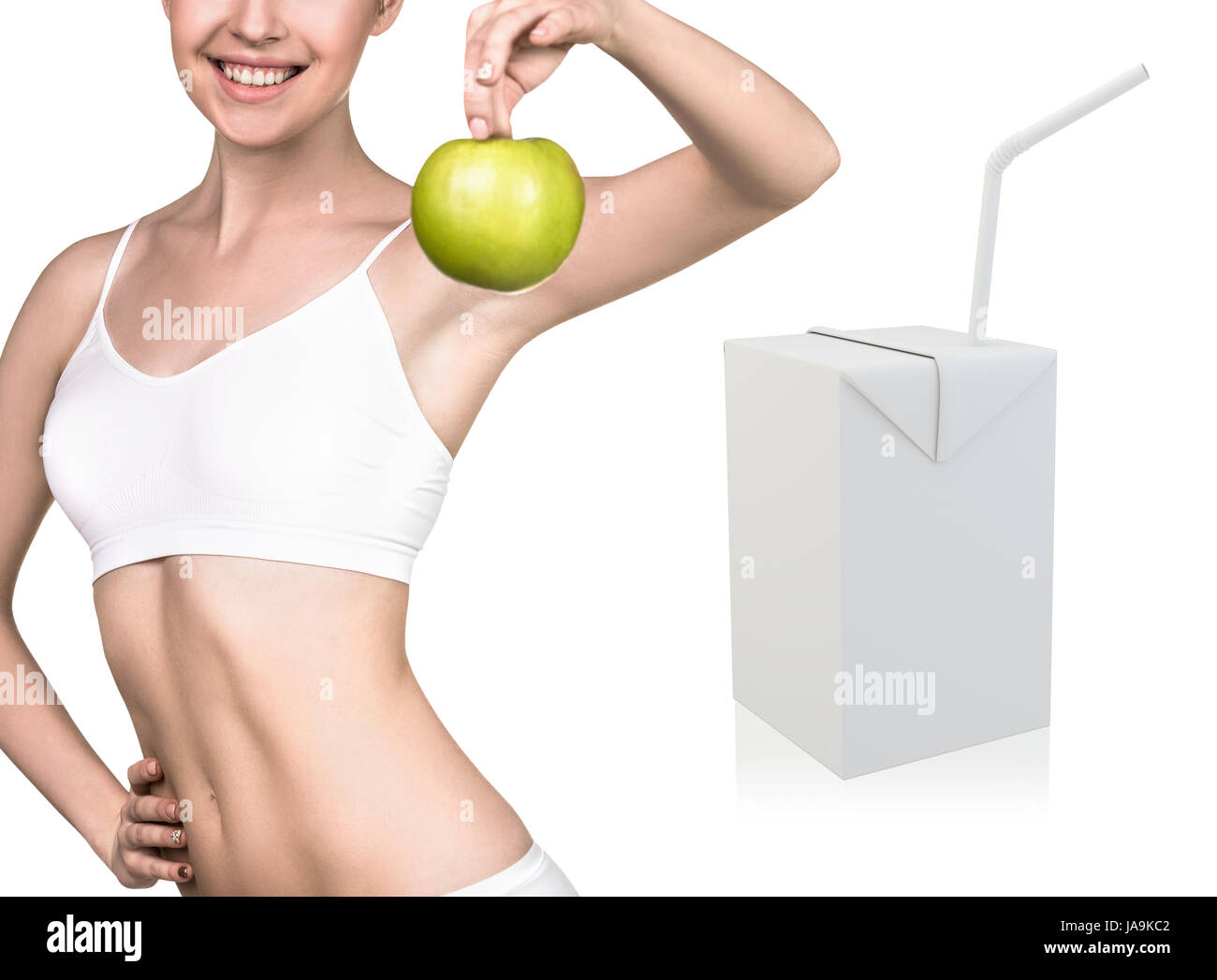 Felice giovane donna detiene un apple vicino juice box modello. Mangiare sano concetto. Foto Stock