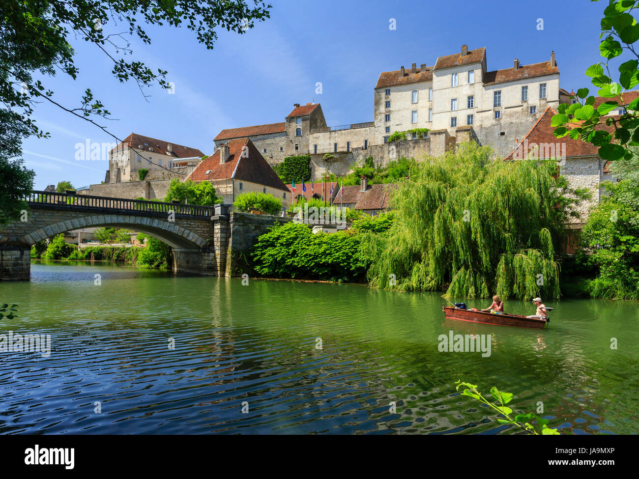 Francia, Haute Saône, Pesmes, etichettati Les Plus Beaux Villages de France (i più bei villaggi di Francia), e il fiume Ognon Foto Stock