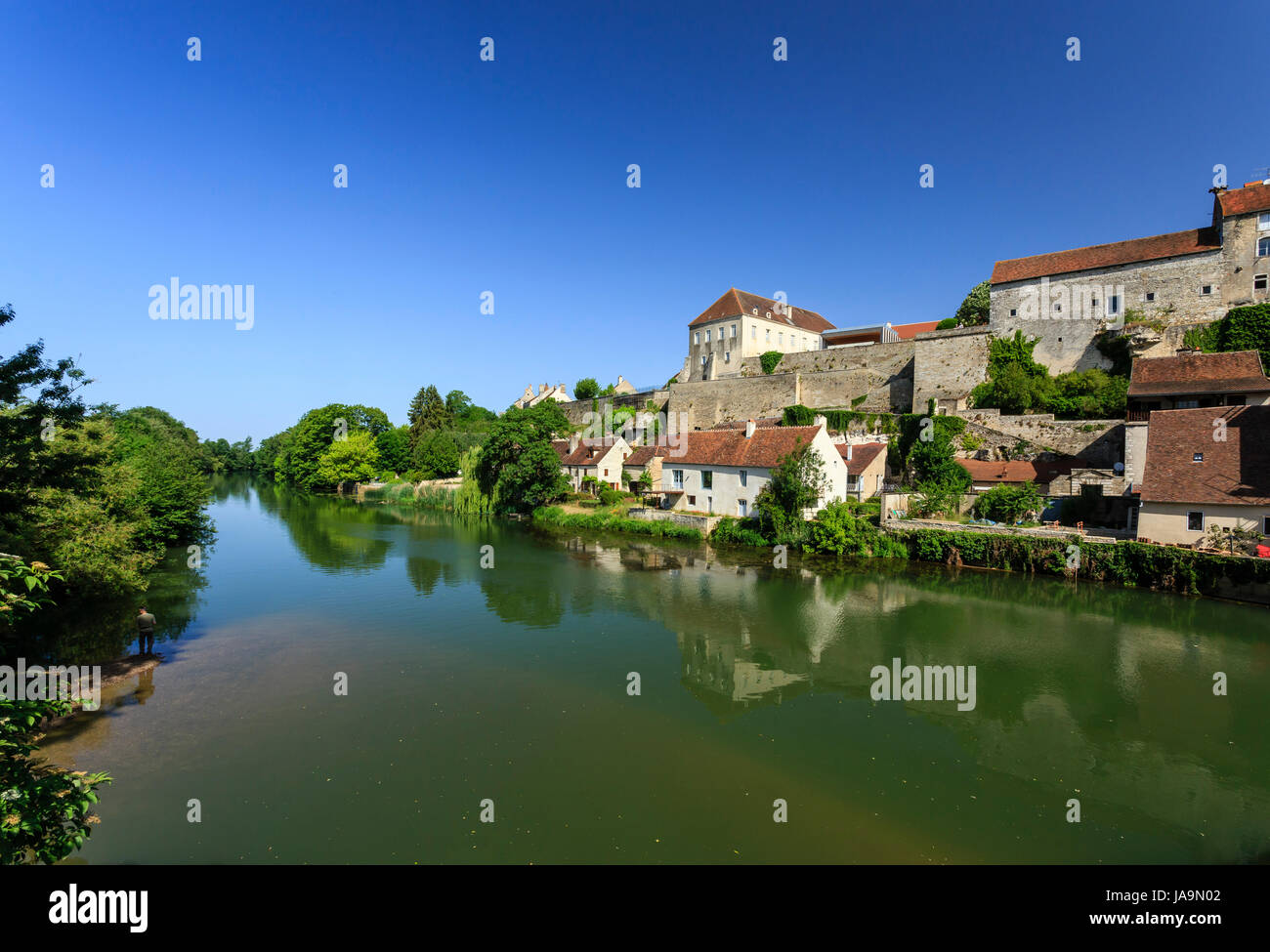 Francia, Haute Saône, Pesmes, etichettati Les Plus Beaux Villages de France (i più bei villaggi di Francia), e il fiume Ognon Foto Stock