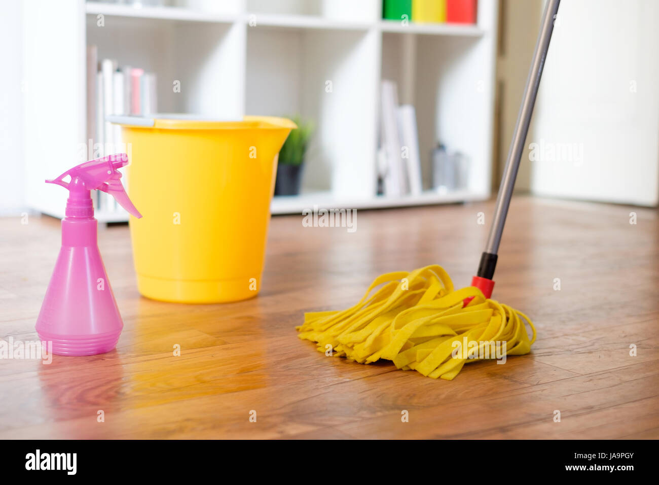 Uno straccio per la pulizia di pavimenti in appoggio sulla parete Foto  stock - Alamy