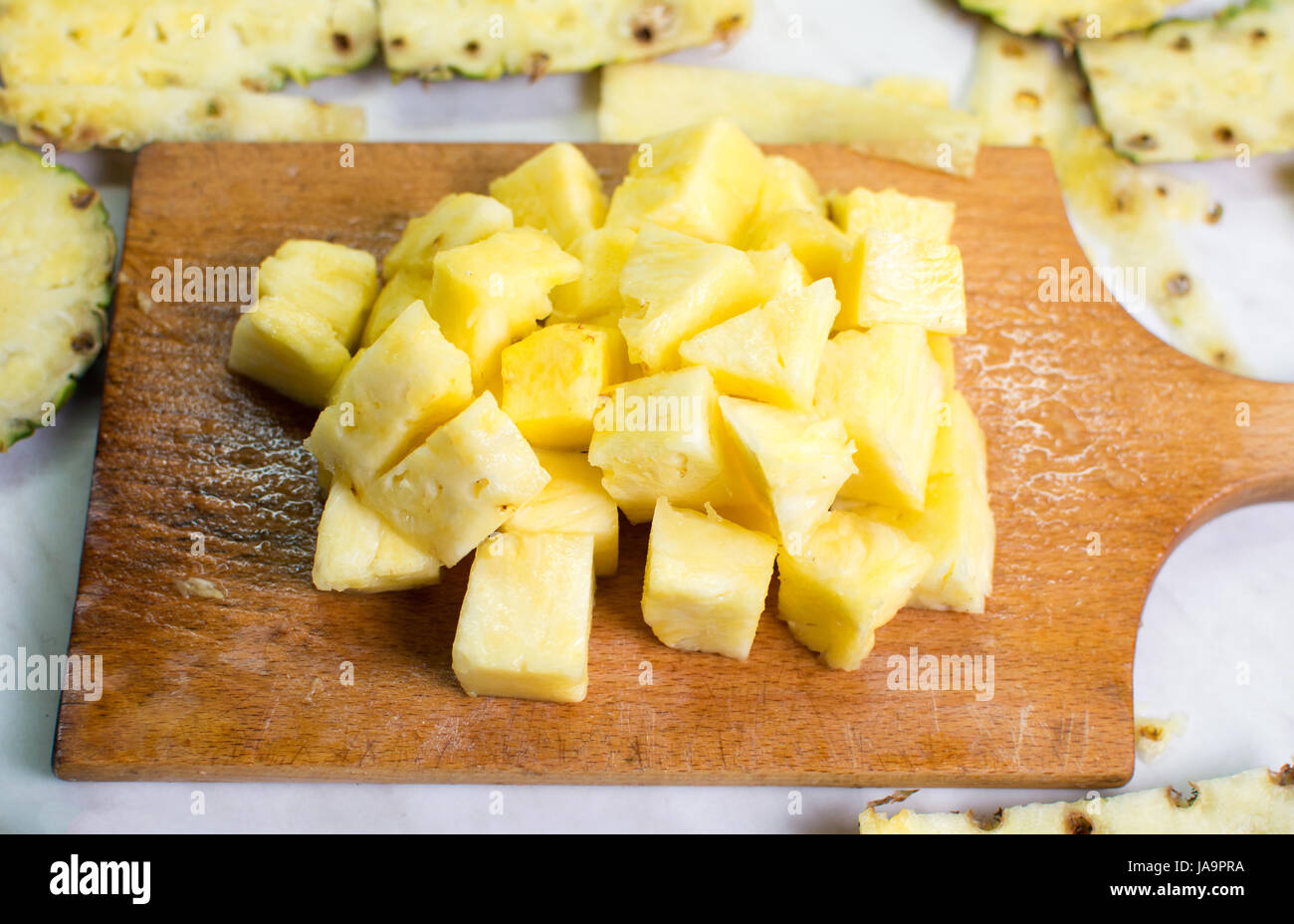 Ananas frutta le fette su una tavola di legno Foto Stock