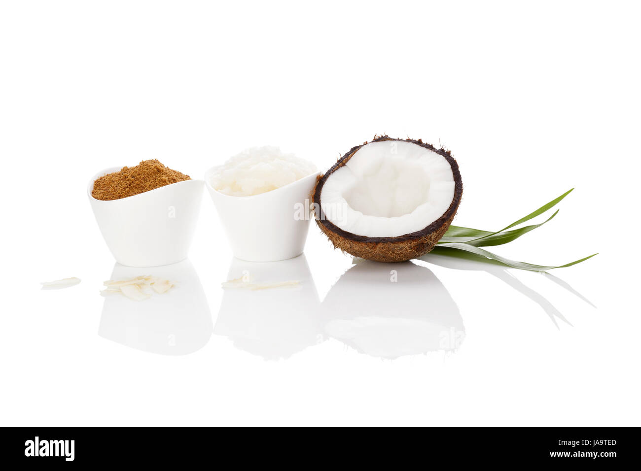 Lo zucchero di cocco e olio di noce di cocco isolati su sfondo bianco. Delizie di cocco. Foto Stock