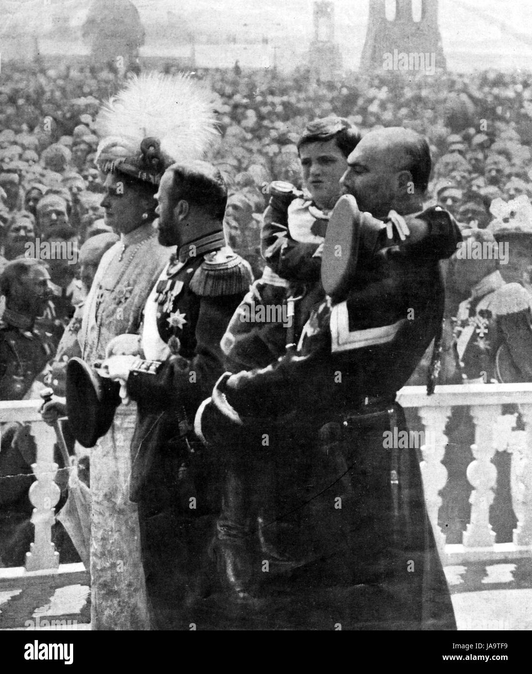 ROMANOV TERZO CENTENARIO Mosca Febbraio 1913. Nicholas II con Tsarina Alexandra e il loro figlio Alexis che è trasportato da un cosacco guardia. Foto: Karl Bulla Foto Stock