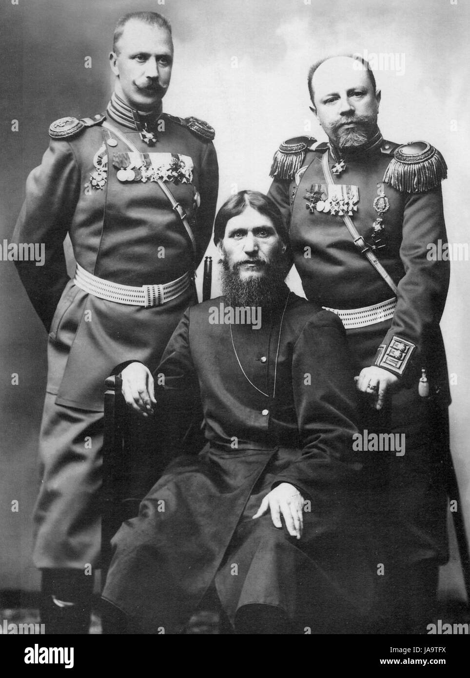 GRIGORY RASPUTIN (seduto) con il Principe General Maggiore Mikael Putyatin a sinistra e il Colonnello Dimitry Lotman nel 1904. Foto: Karl Bulla circa 1907 Foto Stock