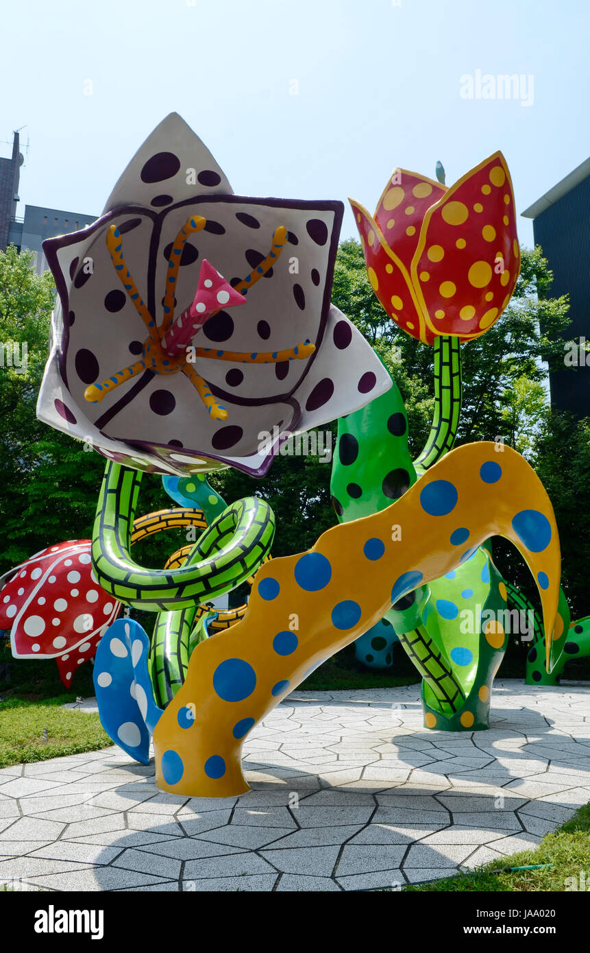 YAYOI KUSAMA - Matsumoto City Museum of Art - ospita una mostra di artista locale Yayoi Kusama intitolata l'eternità di eterna eternità da 14 Lug - 04 Nov 2012. All'arrivo i visitatori sono soddisfatte da grandi sculture tulip intitolato "visionario di fiori" - Matsumoto, Nagano Pefecture, Giappone - 28 lug 2012. Photo credit: George mento/IconicPix Foto Stock
