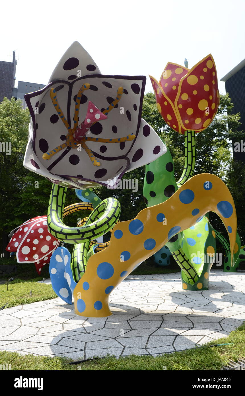 YAYOI KUSAMA - Matsumoto City Museum of Art - ospita una mostra di artista locale Yayoi Kusama intitolata l'eternità di eterna eternità da 14 Lug - 04 Nov 2012. All'arrivo i visitatori sono soddisfatte da grandi sculture tulip intitolato "visionario di fiori" - Matsumoto, Nagano Pefecture, Giappone - 28 lug 2012. Photo credit: George mento/IconicPix Foto Stock