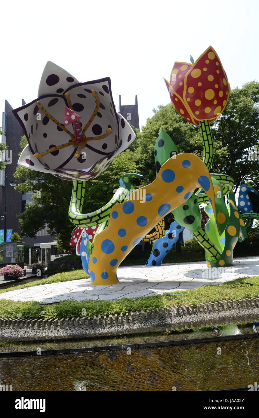 YAYOI KUSAMA - Matsumoto City Museum of Art - ospita una mostra di artista locale Yayoi Kusama intitolata l'eternità di eterna eternità da 14 Lug - 04 Nov 2012. All'arrivo i visitatori sono soddisfatte da grandi sculture tulip intitolato "visionario di fiori" - Matsumoto, Nagano Pefecture, Giappone - 28 lug 2012. Photo credit: George mento/IconicPix Foto Stock