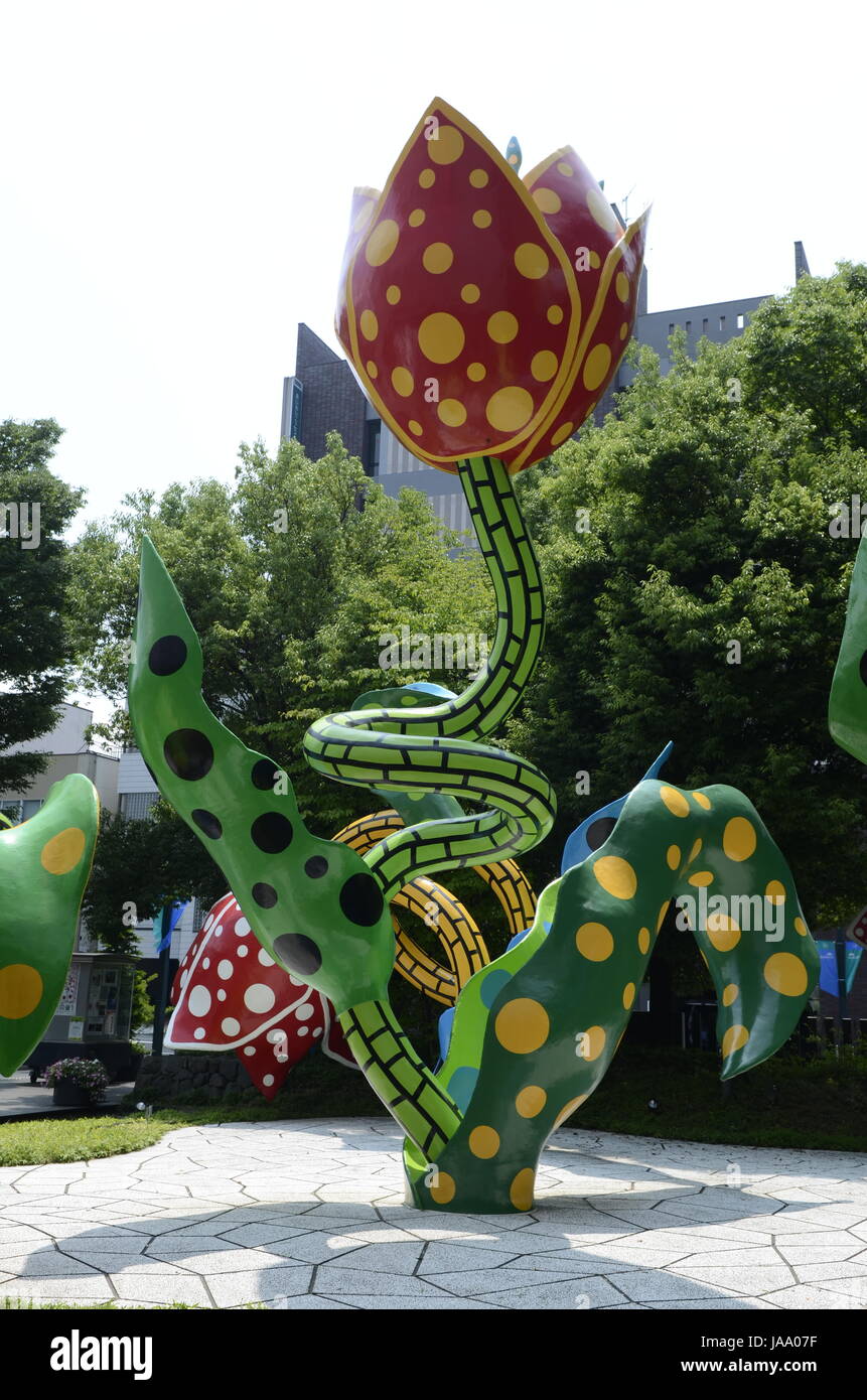 YAYOI KUSAMA - Matsumoto City Museum of Art - ospita una mostra di artista locale Yayoi Kusama intitolata l'eternità di eterna eternità da 14 Lug - 04 Nov 2012. All'arrivo i visitatori sono soddisfatte da grandi sculture tulip intitolato "visionario di fiori" - Matsumoto, Nagano Pefecture, Giappone - 28 lug 2012. Photo credit: George mento/IconicPix Foto Stock