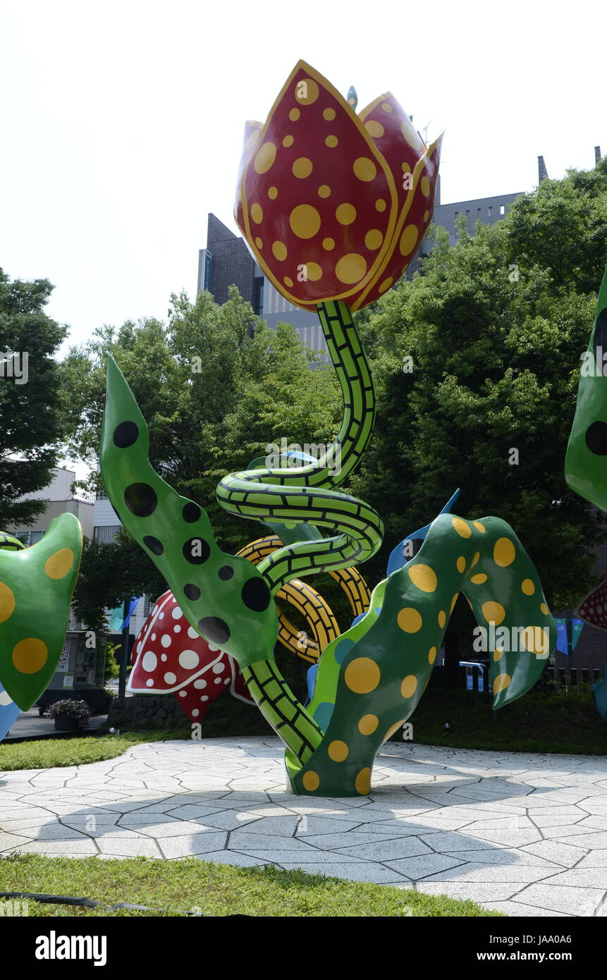 YAYOI KUSAMA - Matsumoto City Museum of Art - ospita una mostra di artista locale Yayoi Kusama intitolata l'eternità di eterna eternità da 14 Lug - 04 Nov 2012. All'arrivo i visitatori sono soddisfatte da grandi sculture tulip intitolato "visionario di fiori" - Matsumoto, Nagano Pefecture, Giappone - 28 lug 2012. Photo credit: George mento/IconicPix Foto Stock