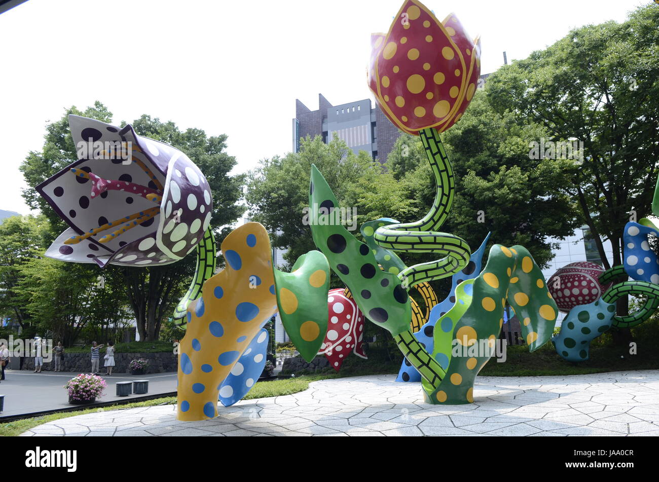 YAYOI KUSAMA - Matsumoto City Museum of Art - ospita una mostra di artista locale Yayoi Kusama intitolata l'eternità di eterna eternità da 14 Lug - 04 Nov 2012. All'arrivo i visitatori sono soddisfatte da grandi sculture tulip intitolato "visionario di fiori" - Matsumoto, Nagano Pefecture, Giappone - 28 lug 2012. Photo credit: George mento/IconicPix Foto Stock