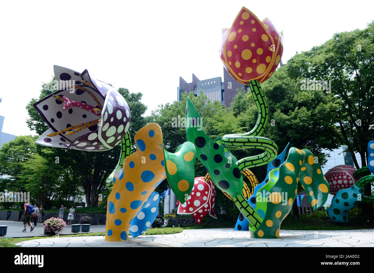 YAYOI KUSAMA - Matsumoto City Museum of Art - ospita una mostra di artista locale Yayoi Kusama intitolata l'eternità di eterna eternità da 14 Lug - 04 Nov 2012. All'arrivo i visitatori sono soddisfatte da grandi sculture tulip intitolato "visionario di fiori" - Matsumoto, Nagano Pefecture, Giappone - 28 lug 2012. Photo credit: George mento/IconicPix Foto Stock