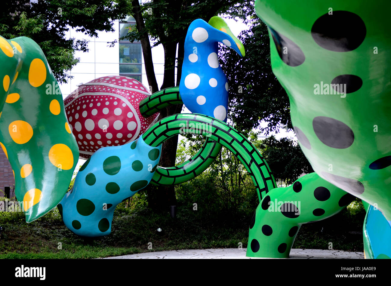 YAYOI KUSAMA - Matsumoto City Museum of Art - ospita una mostra di artista locale Yayoi Kusama intitolata l'eternità di eterna eternità da 14 Lug - 04 Nov 2012. All'arrivo i visitatori sono soddisfatte da grandi sculture tulip intitolato "visionario di fiori" - Matsumoto, Nagano Pefecture, Giappone - 28 lug 2012. Photo credit: George mento/IconicPix Foto Stock