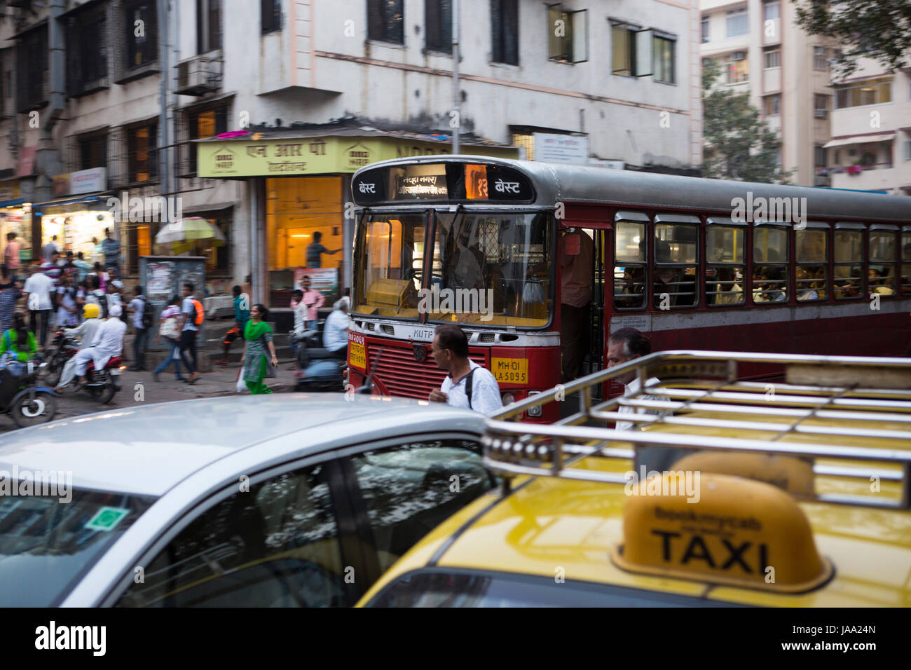 Un autobus si muove attraverso le strade di Mumbai, India. Foto Stock