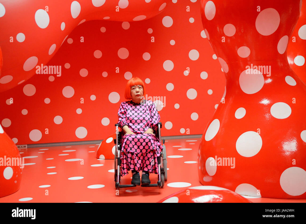 YAYOI KUSAMA - pone per le fotografie in camera l'installazione 'Guidepost per il nuovo spazio" presso la mostra intitolata 'l'eternità di eternità eterna" tenuto nella sua città di residenza a Matsumoto City Museum of Art di Matsumoto Prefettura di Nagano Giappone - 28 lug 2012. Photo credit: George mento/IconicPix Foto Stock