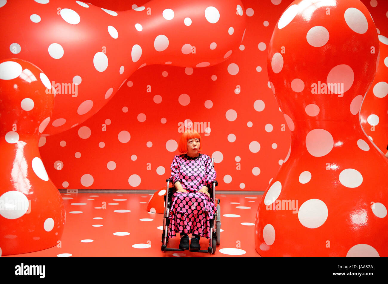 YAYOI KUSAMA - pone per le fotografie in camera l'installazione 'Guidepost per il nuovo spazio" presso la mostra intitolata 'l'eternità di eternità eterna" tenuto nella sua città di residenza a Matsumoto City Museum of Art di Matsumoto Prefettura di Nagano Giappone - 28 lug 2012. Photo credit: George mento/IconicPix Foto Stock