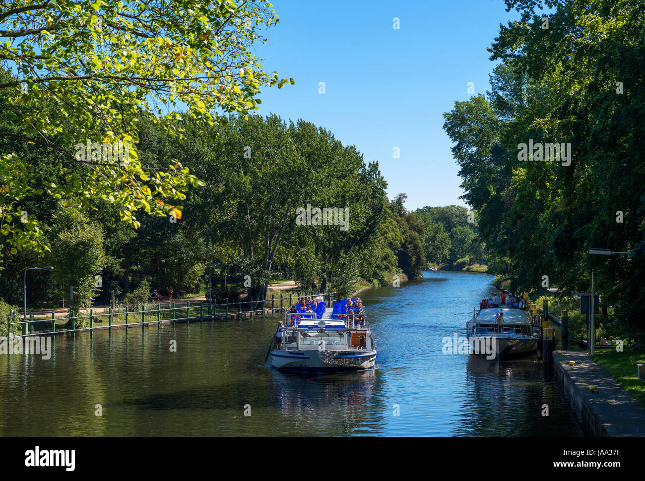 Crociera sul Fiume barca sul Canal Landwehr nel Tiergarten di Berlino, Germania Foto Stock