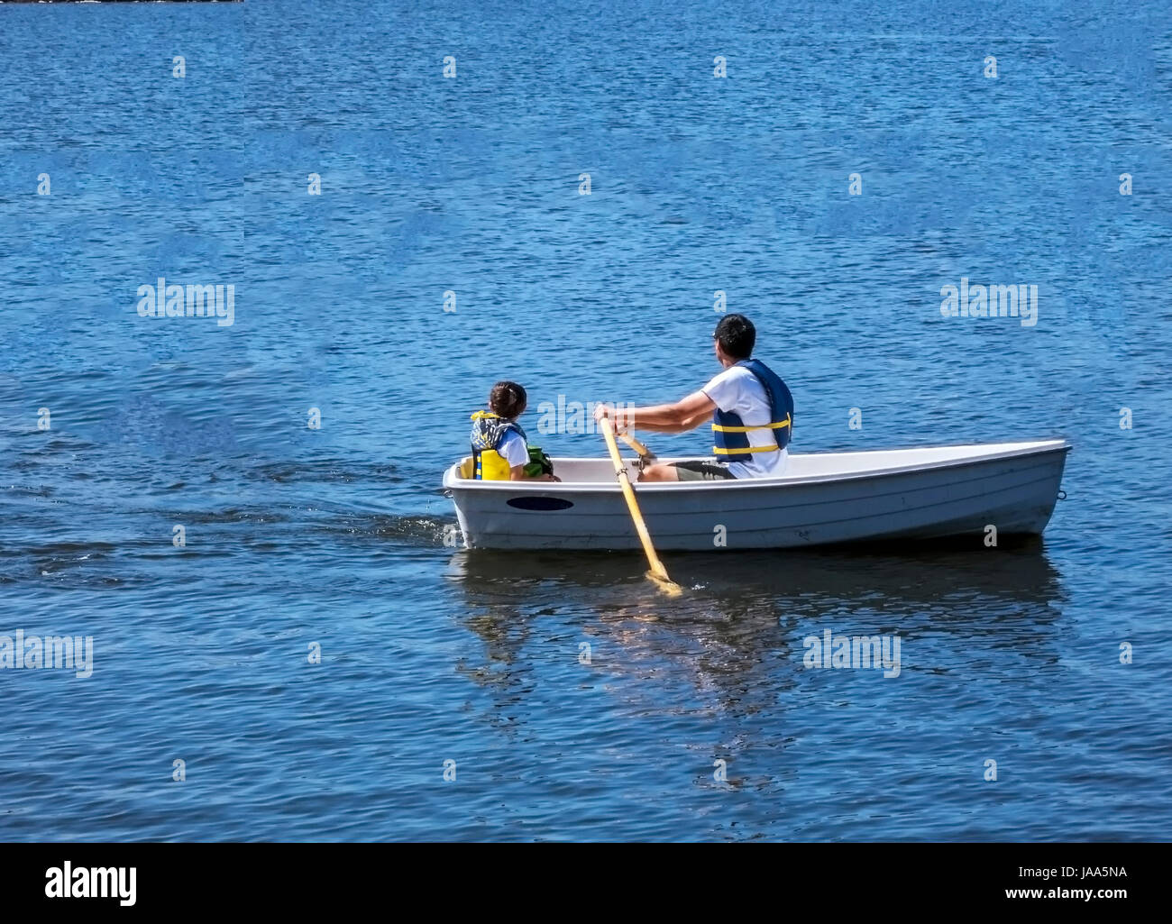 Si tratta di una immagine di un padre e figlio gita presso un lago locale. Immagine è stata scattata in riva al lago del parco di Mountain View, California. Foto Stock