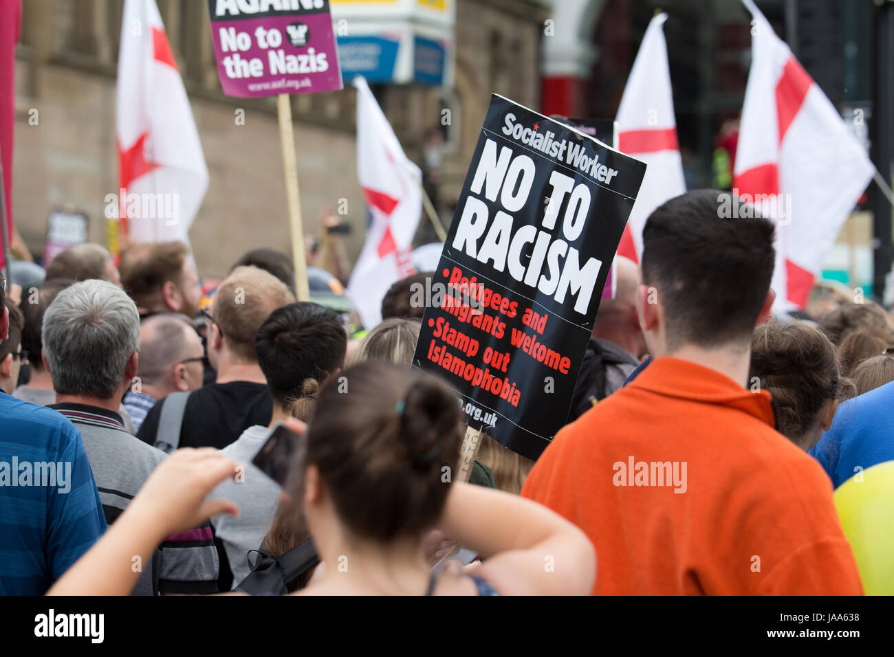 Anti-Fascist dimostranti protestano contro un rally detenute dall'estrema destra del gruppo della Difesa inglese League (EDL) in Liverpool Regno Unito Foto Stock