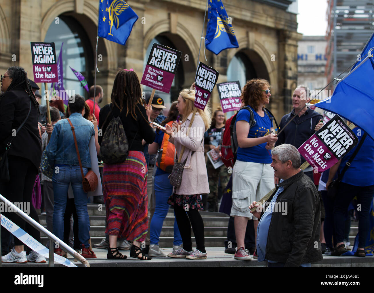 Anti-Fascist dimostranti protestano contro un rally detenute dall'estrema destra del gruppo della Difesa inglese League (EDL) in Liverpool Regno Unito Foto Stock