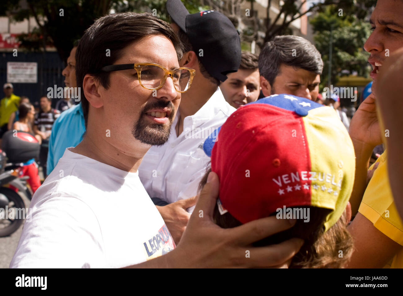 Freddy Guevara, un'opposizione rappresentante membro dell'Assemblea nazionale del Venezuela, colloqui con i dimostranti durante una manifestazione di protesta. Foto Stock