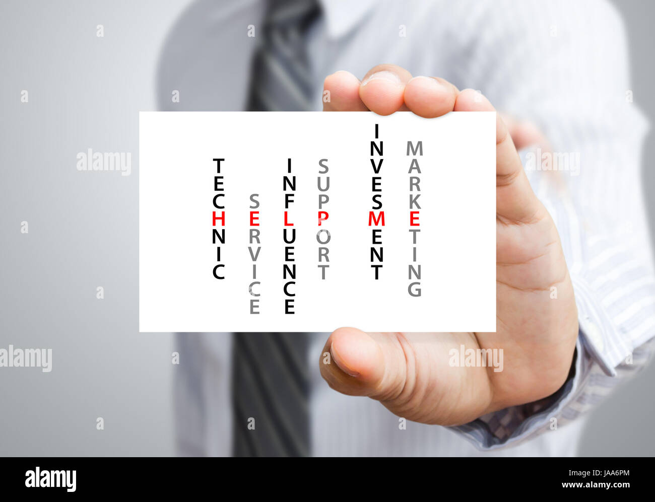 Imprenditore tenendo una scheda con la dicitura Help Me Foto Stock