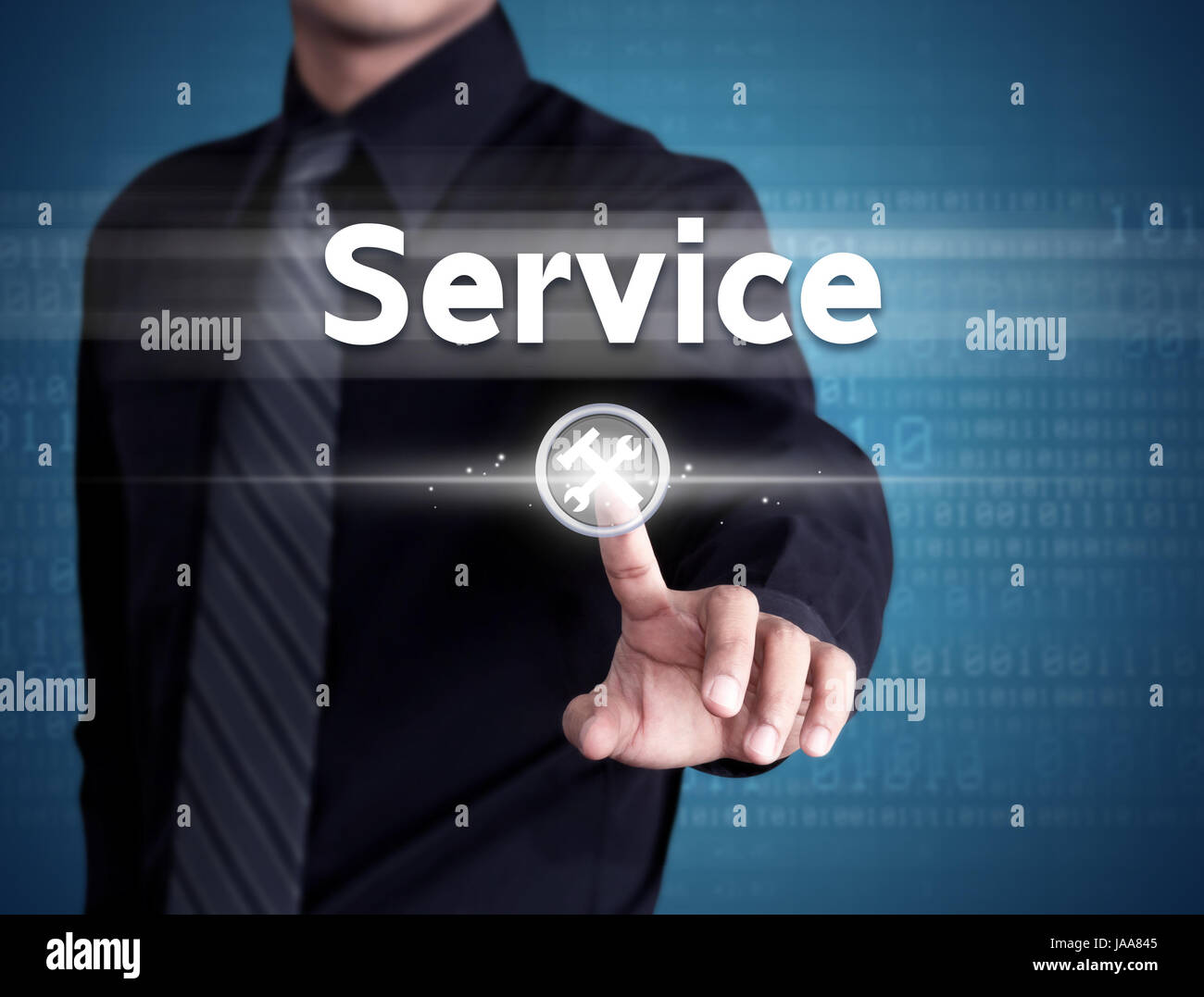 Uomo d'affari rivolto al servizio clienti icona su uno schermo virtuale Foto Stock