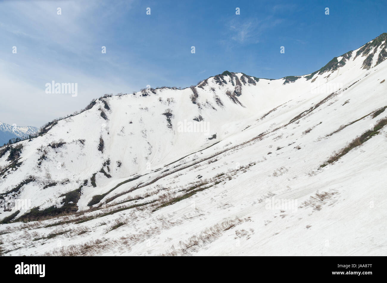 Montagna di neve in Giappone Alpi tateyama kurobe route alpino Foto Stock