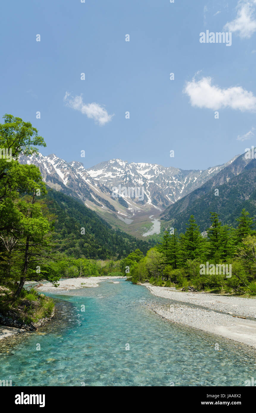 Hotaka mountain range e azusa fiume in primavera in kamikochi parco nazionale di nagano Giappone Foto Stock