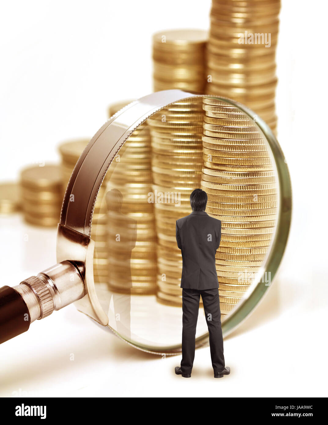 Imprenditore controlla il denaro con lente di ingrandimento Foto Stock