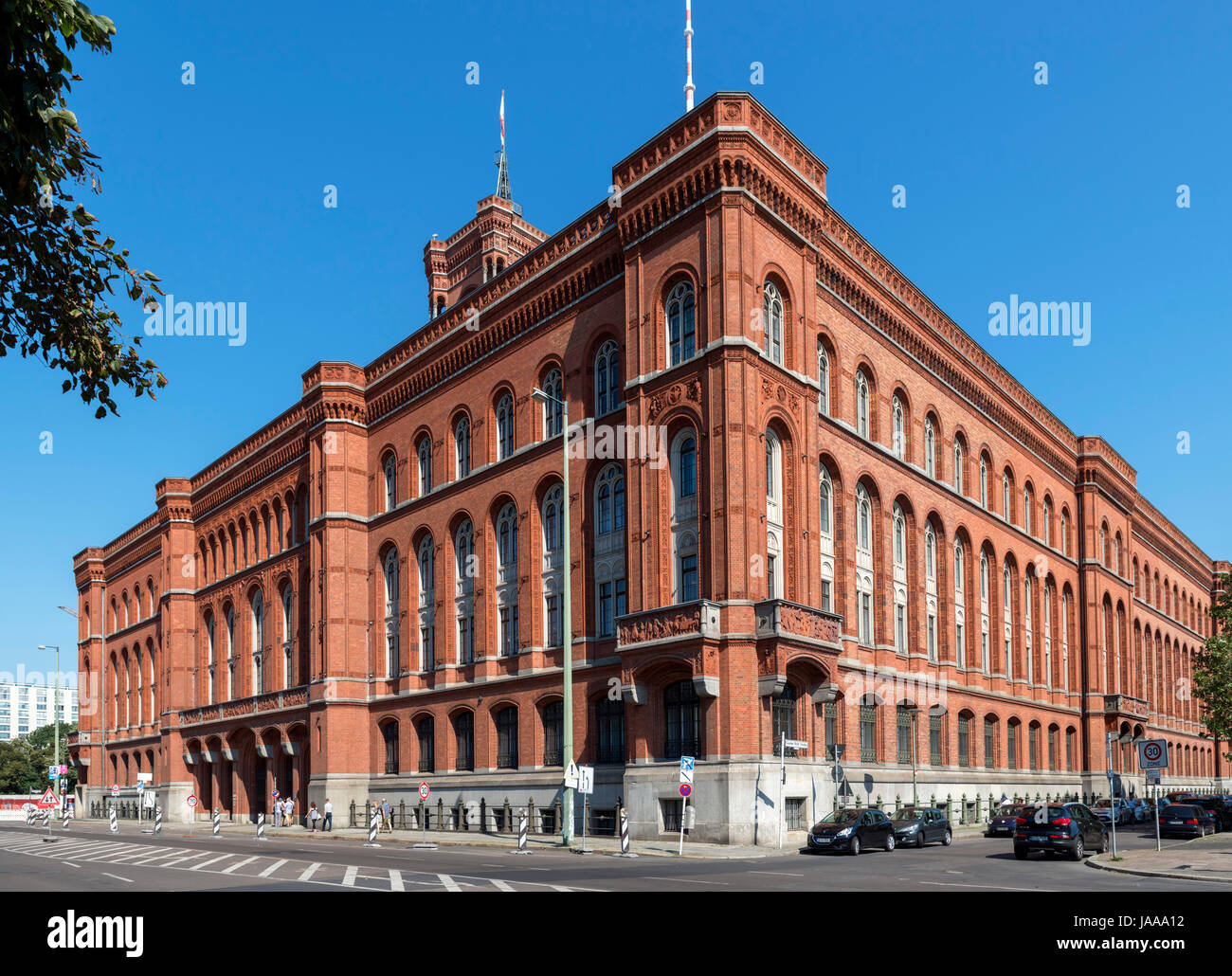 Il Rotes Rathaus (rosso Municipio), la sede del sindaco e governo della città, Rathausstrasse, Berlino, Germania Foto Stock