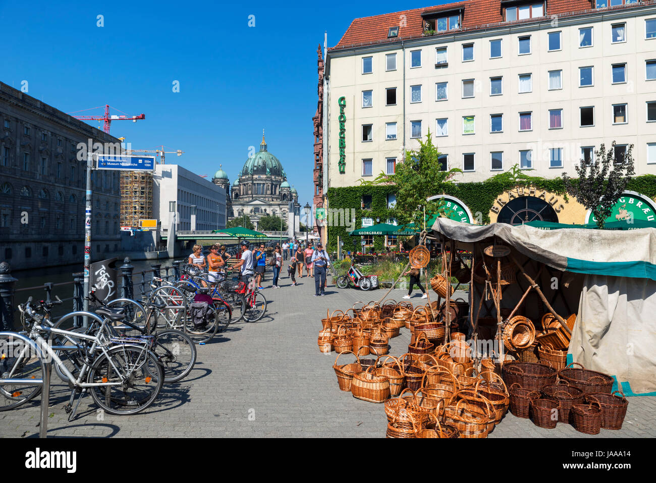Pressione di stallo di vimini di vendita sulle rive del fiume Spree con la Brauhaus Georgbraeu dietro e il Berliner Dom nella distanza, Spreeufer, Nikolaiv Foto Stock