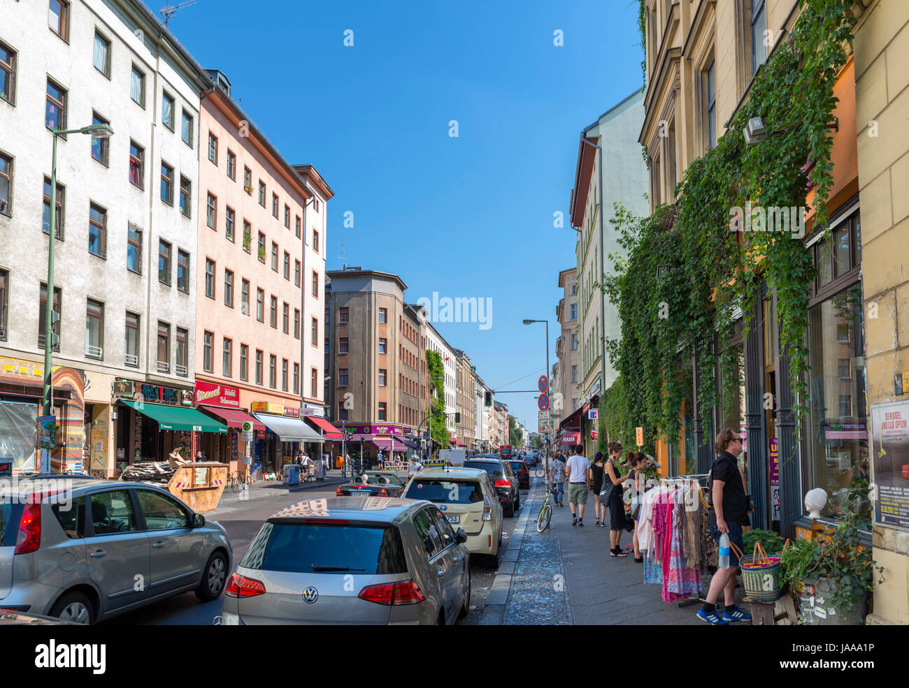Oranienstrasse vicino a Kottbusser Tor, quartiere Kreuzberg di Berlino, Germania Foto Stock