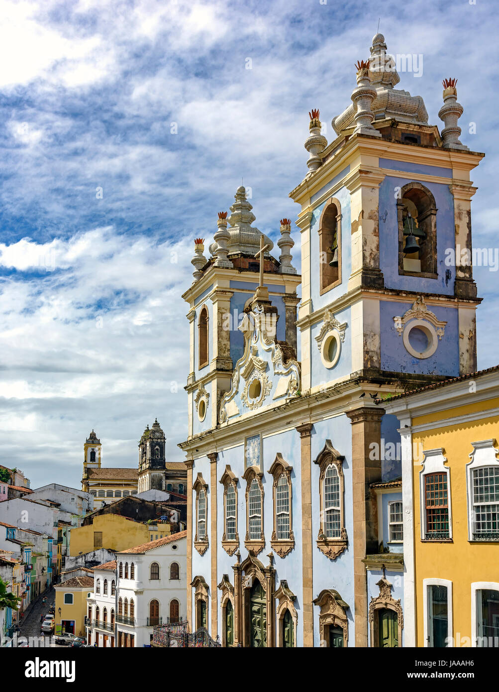 In alto la facciata della chiesa di Nostra Signora del Rosario nero in Pelourinho a Salvador. Egli aveva l'inizio dei lavori nel 1704 e detiene un cimitero allegata dello slave Foto Stock