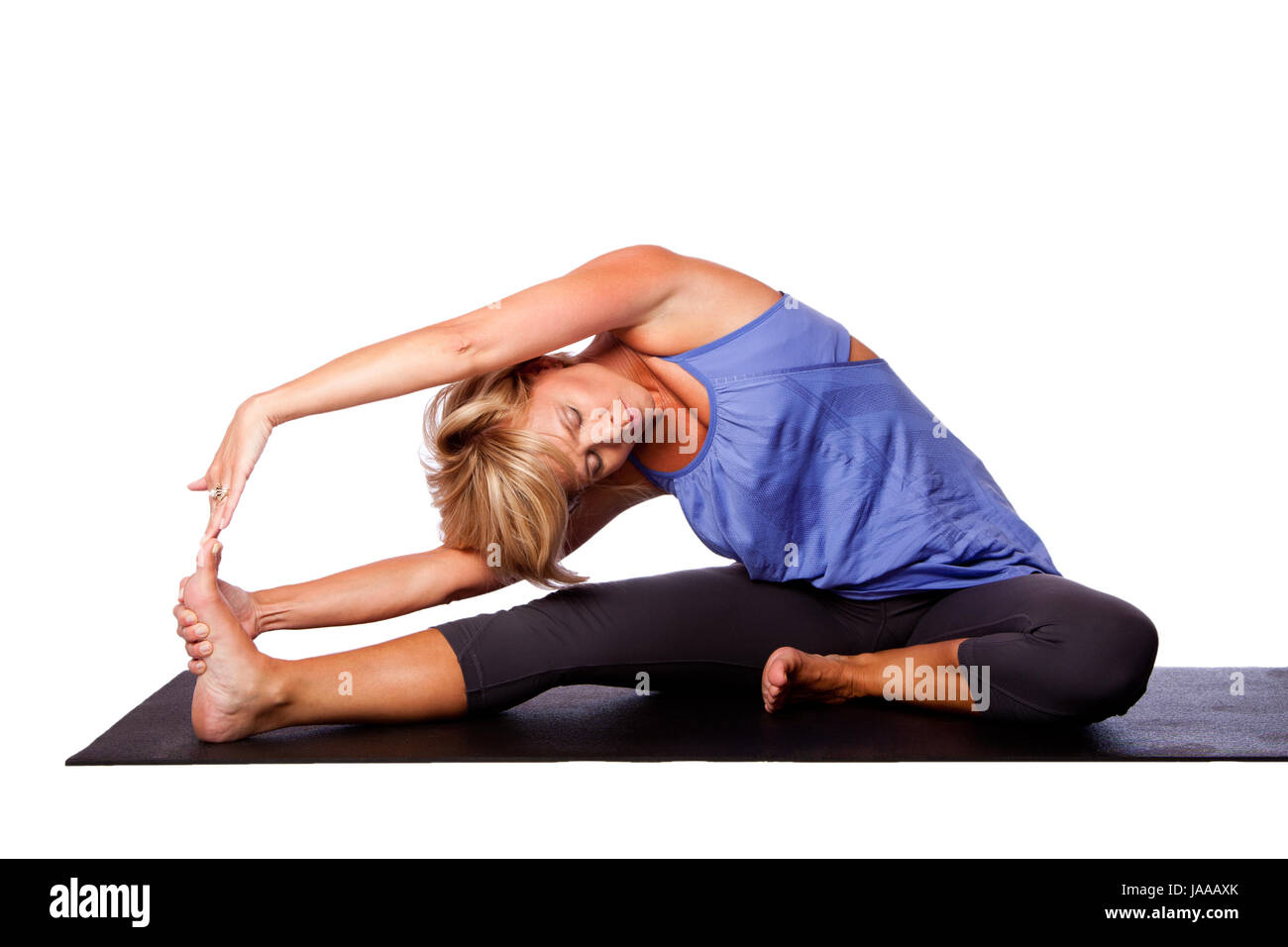Bella donna ruotava in testa al ginocchio piegare in avanti Parivrtta Janu Sirsasana yoga in allungamento, su bianco. Foto Stock