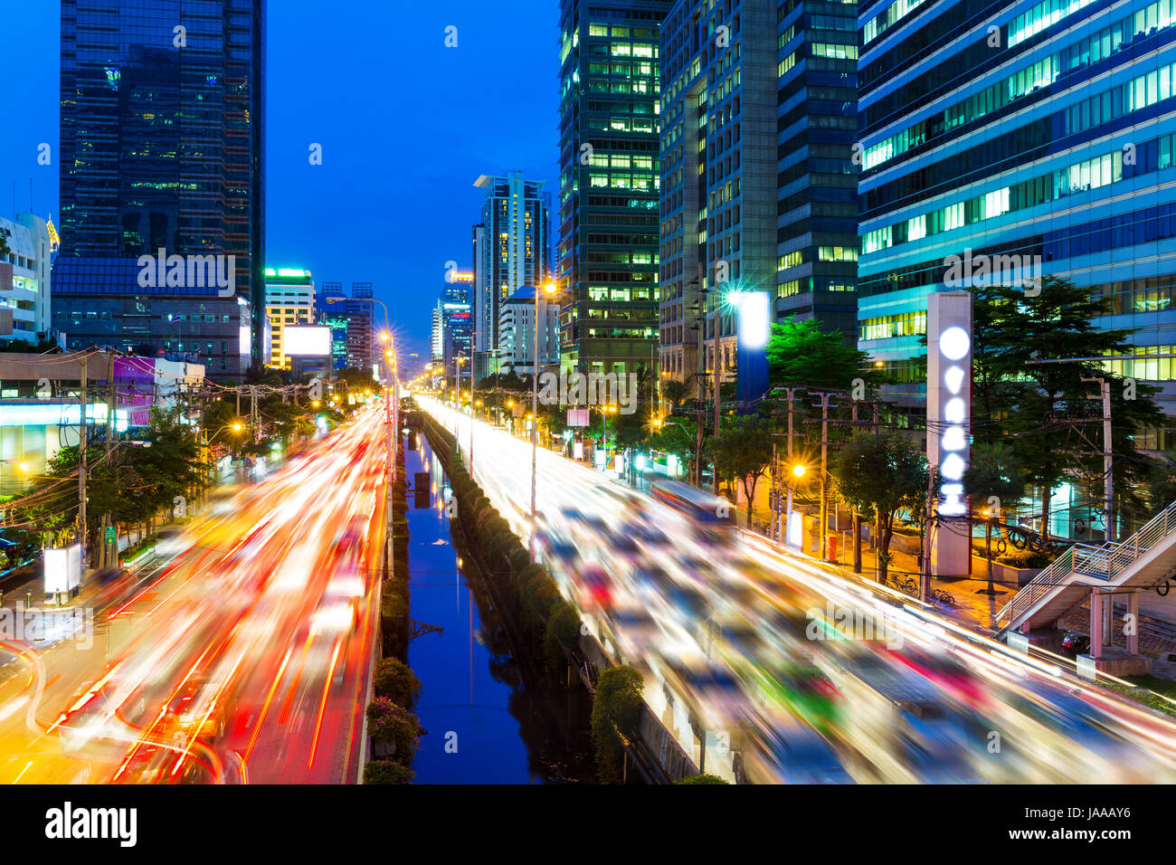 Lo skyline di Bangkok e traffico Foto Stock